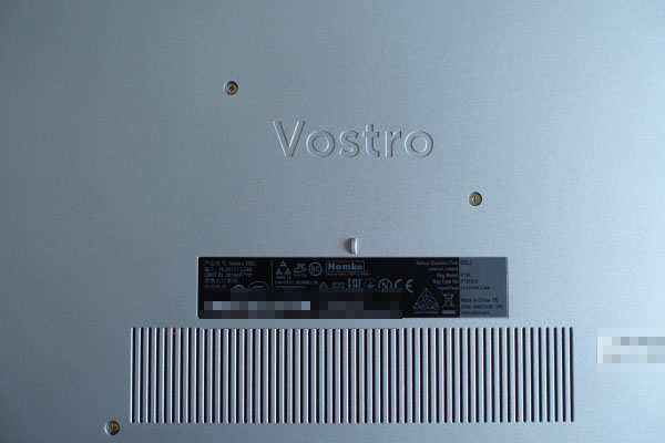 Vostro 15 3000(3583)の底面部には通気孔を配置