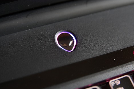 Alienware M15�d���{�^��
