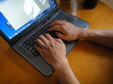 ���͑���