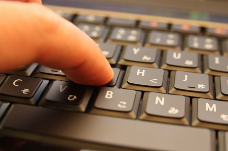 ���͑���