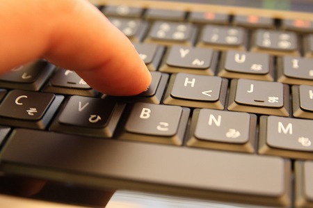 ���͑���