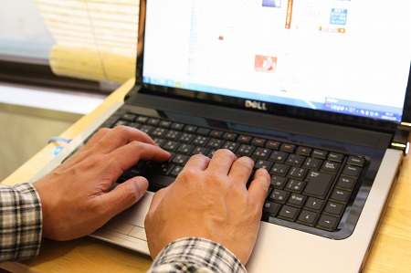 ���͑���