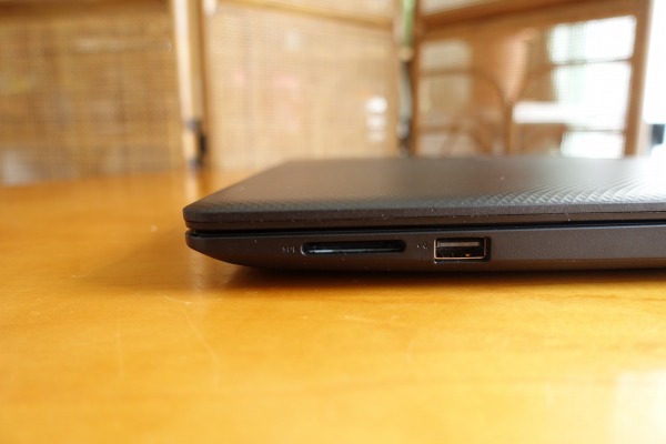 Vostro 14 3000�̉E���ʕ��̒[�q��