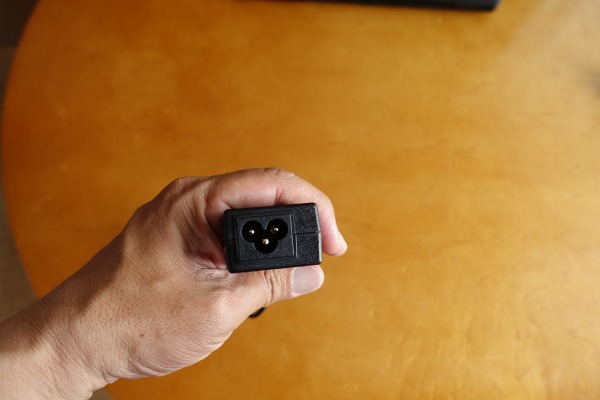 Vostro 14 3000��AC�A�_�v�^�͗����̂̌`��