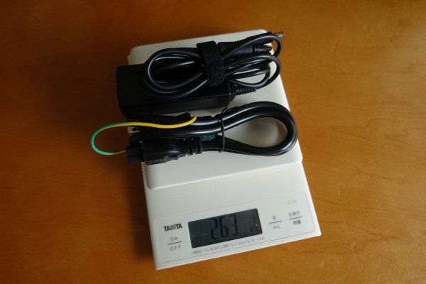 Vostro 14 3000��AC�A�_�v�^�Ɠd���P�[�u���̏d��