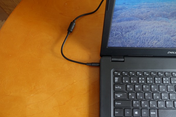 Vostro 14 3000�ɓd���P�[�u����ڑ�