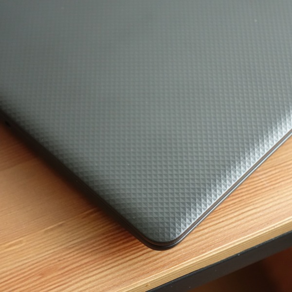 Vostro 14 3000�̓V���̕\�ʂ͓ʉ����Ă���