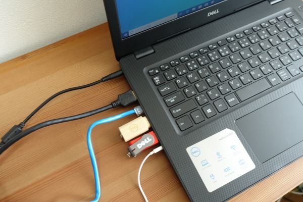 Vostro 14 3000�̍����ʕ��̒[�q�ނɐڑ�