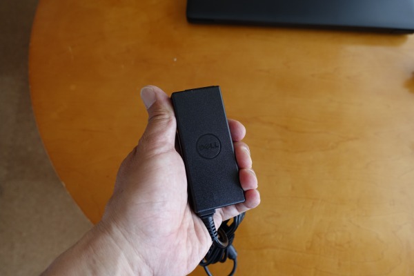 Vostro 15 3000(3581)��AC�A�_�v�^�̓R���p�N�g