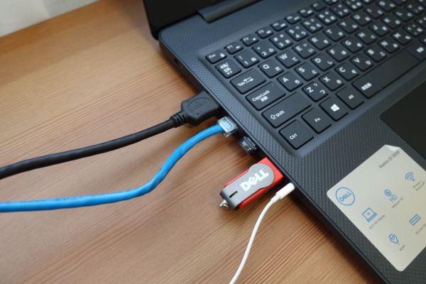 Vostro 15 3000(3581)�̍����ʕ��̒[�q�ɐڑ�