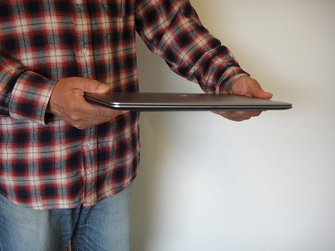 XPS 13持ったところ