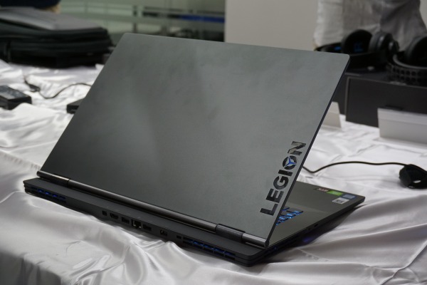 ���m�{ Legion Y740(17)�̓V���v���ȃf�U�C��