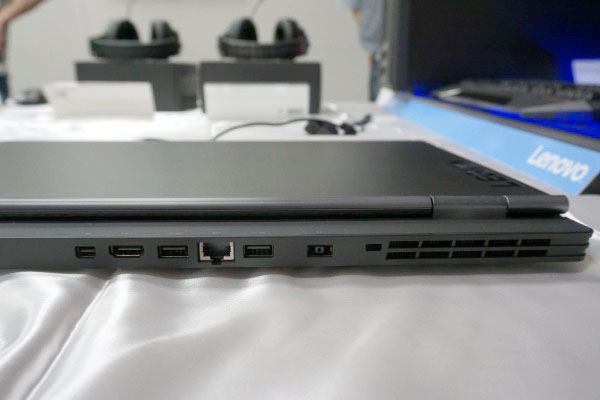 ���m�{ Legion Y740(17)�̔w�ʕ��ɒ[�q�ނ��W��