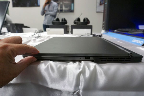 ���m�{ Legion Y740(17)�̓X�����{�f�B