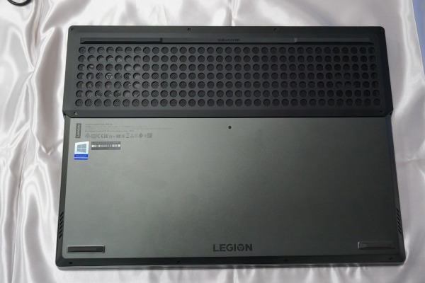 ���m�{ Legion Y740(17)�̒�ʕ�