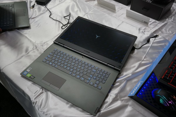 ���m�{ Legion Y740(17)�̉t����180�x��]�ł���