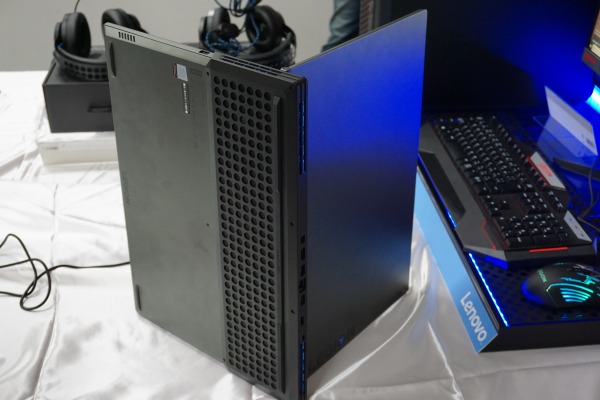 ���m�{ Legion Y740(17)�̃f�U�C��