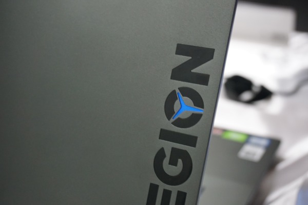 ���m�{ Legion Y740(17)�̃l�I��