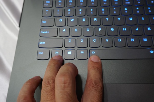 ���m�{ Legion Y740(17)�̃L�[�{�[�h�ɂ̓o�b�N���C�g�𑕔�