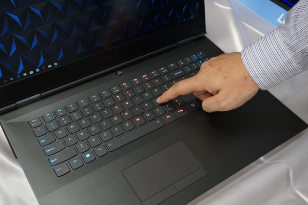 ���m�{ Legion Y740(17)�̃l�I���̐F